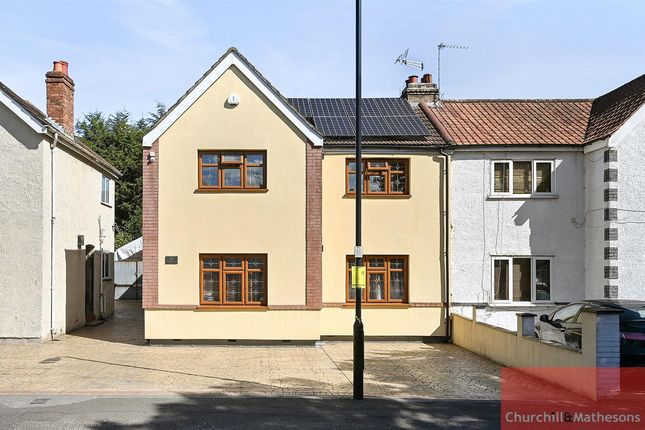 37, Costons Avenue, Greenford photo 3