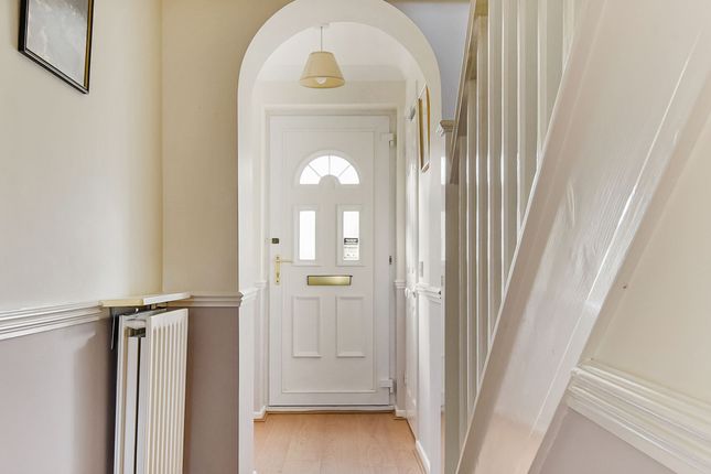 8 Wyvern Close, Chichester photo 2