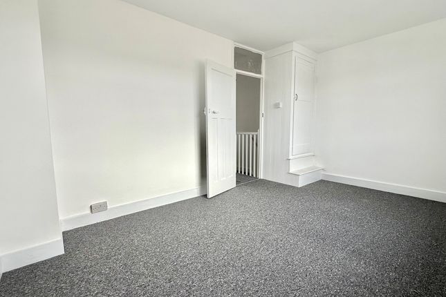 30, LUTON photo 3