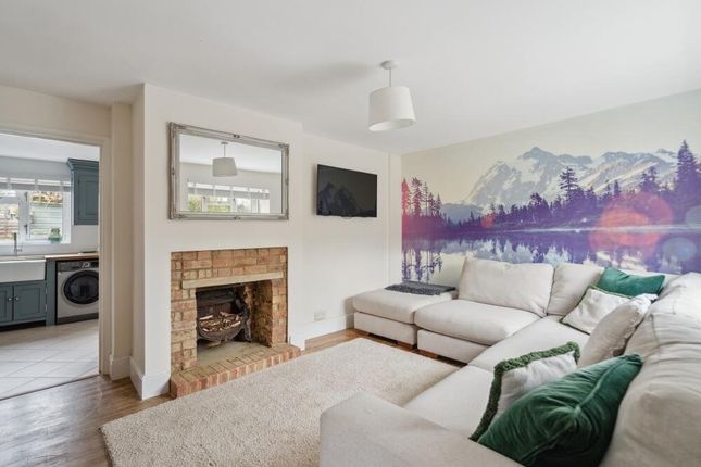 2, Gomms Wood Close, Beaconsfield photo 3