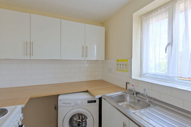 Flat Flat 27, 2, Luther King Close, London photo 3