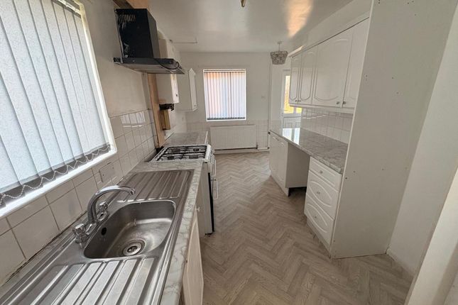 21, Ormonde Drive, BRADFORD photo 2
