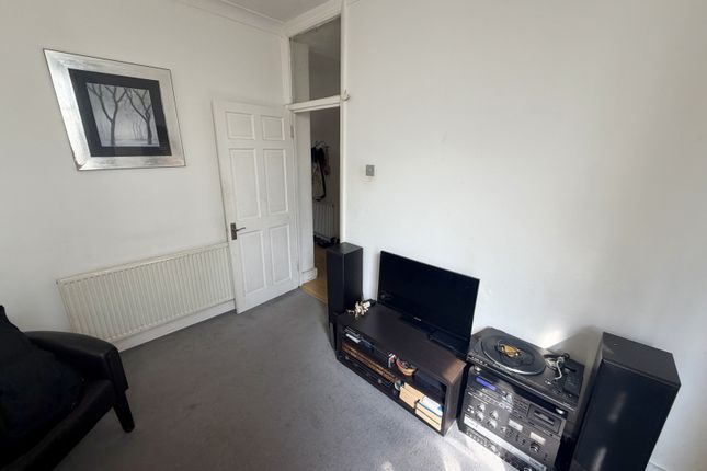 28 Radbourne Avenue, Ealing photo 2