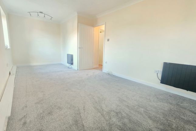St. Georges Court, Crawley photo 2