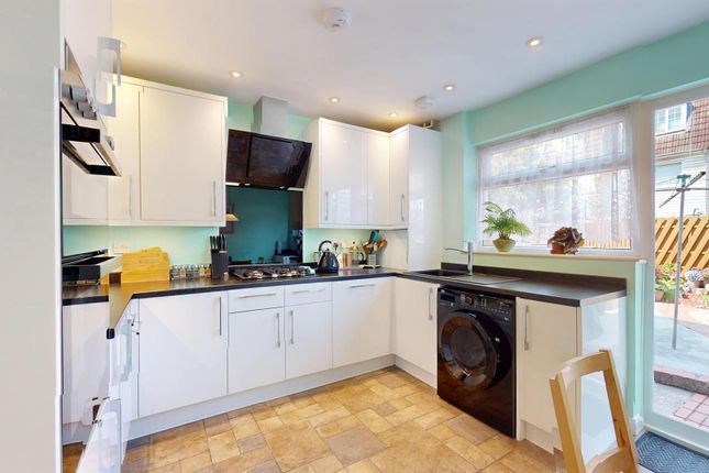 Big Fitted Kitchen  For Sale At E16 By Barrain Lon