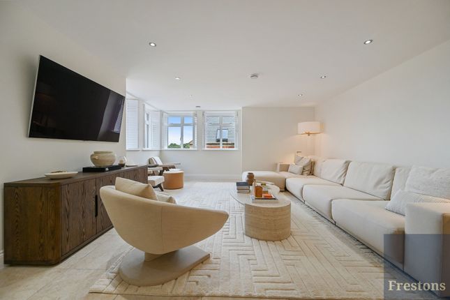 28 Lancaster House, Bushey photo 3
