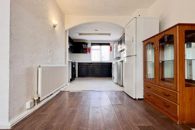 2-bed terraced on Limes Avenue, Chigwell, £1,700/mo