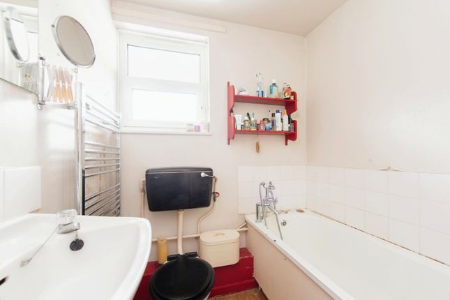 Flat for sale in Stoughton Close, Roehampton