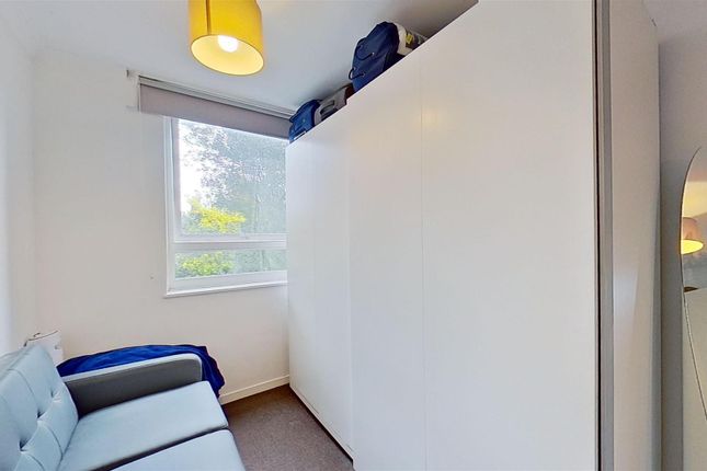 Flat for sale in Willow Tree Close, London