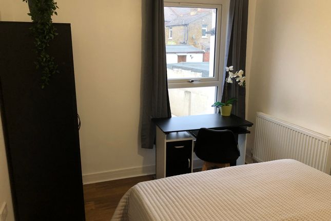 Room to rent in Plumstead Common Road, London