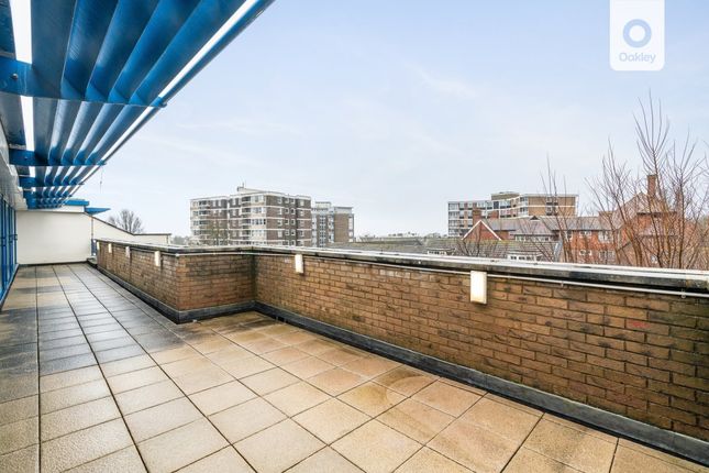 Flat to rent in York Mansions West, York Avenue, Hove