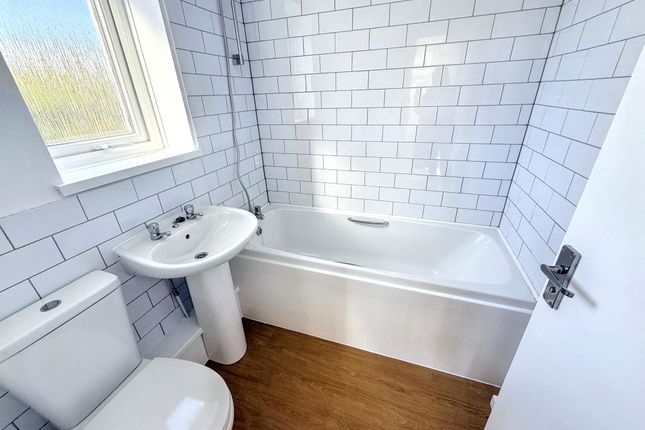 32, Cook Close, South Shields photo 4