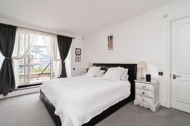 Flat for sale in 98 Point Pleasant, Wandsworth