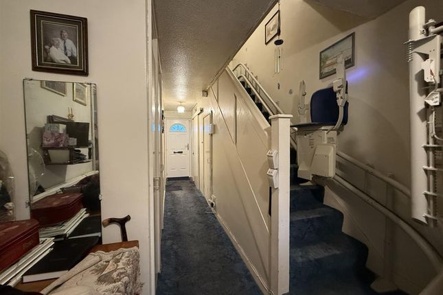 10, Shore Close, Feltham photo 2