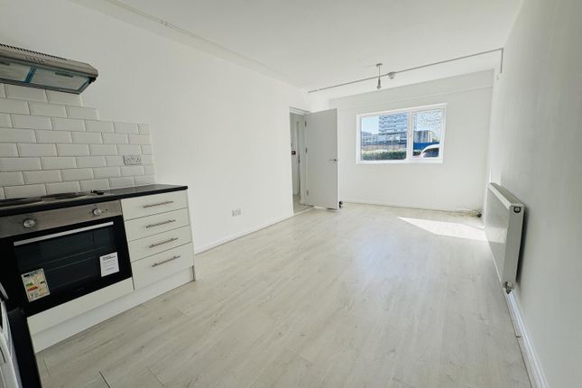 14, The Hovel, Crawley photo 4