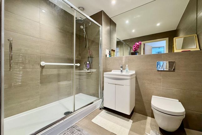 Flat 25, Cypress Court, London photo 4
