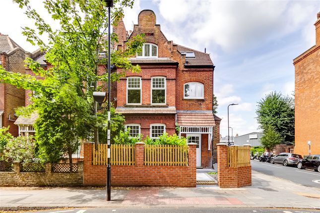 Flat to rent in Acton Lane, London