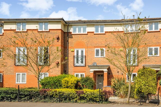 Thumbnail Town house to rent in Chaucer Close, Windsor