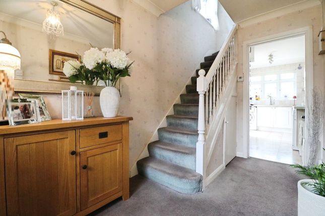 8, Meadowbrook Close, Slough photo 3