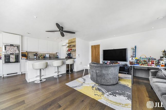 Flat for sale in Woodberry Grove, London