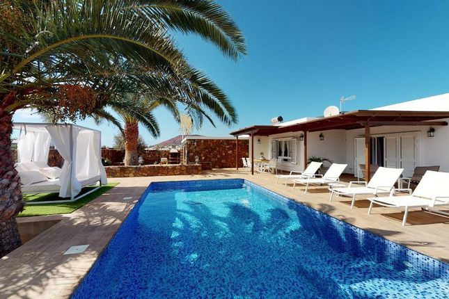 Thumbnail Villa for sale in Calle Inglaterra, Playa Blanca, 35580, Spain