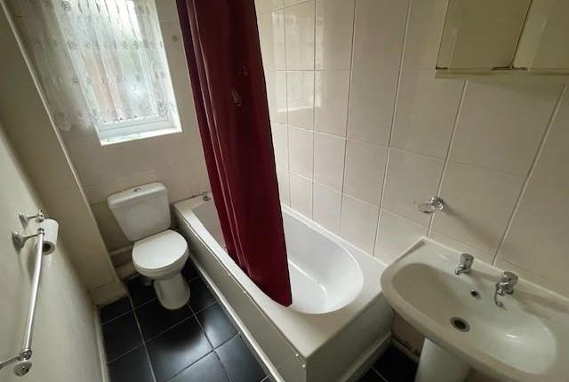 126, Streamside Close, London photo 4