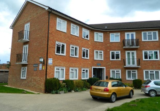 Flat to rent in Pelham Court, Bishopric, Horsham