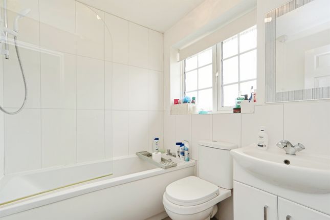 32, Borrowdale Croft, Leeds photo 3