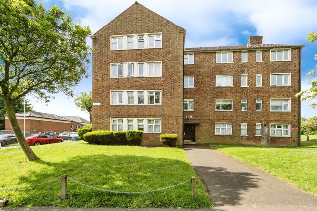 Flat for sale in Broomhill Rod, Woodford Green