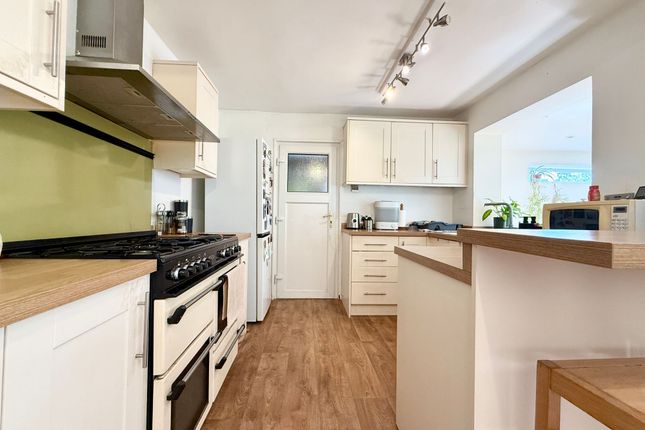 10 Chapel Lane, Cheltenham photo 2