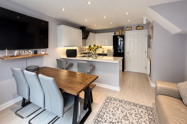 241, Longacres, Bridgend photo 4