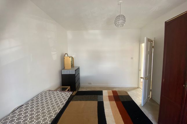 Lansbury Drive, Hayes photo 5