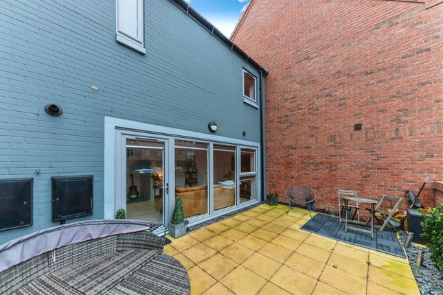 Terraced house for sale in Scotts Square, Hull