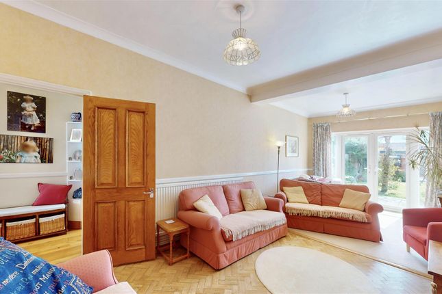 194, Woodland Gardens, Isleworth photo 3
