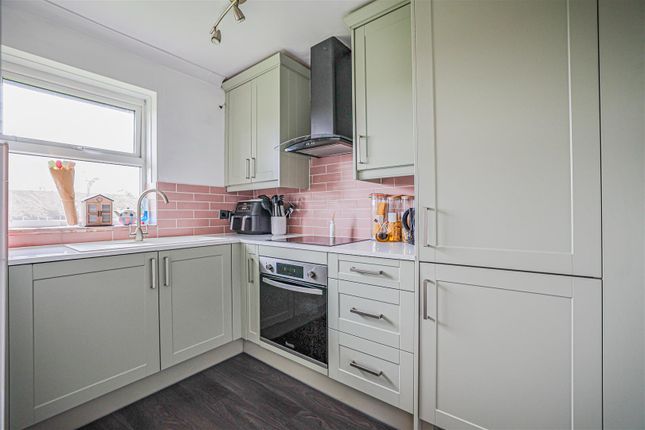54 Bovingdon Court, Windsor Close, Hemel Hempstead photo 2