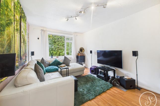24, Leafield Close, Leeds photo 4
