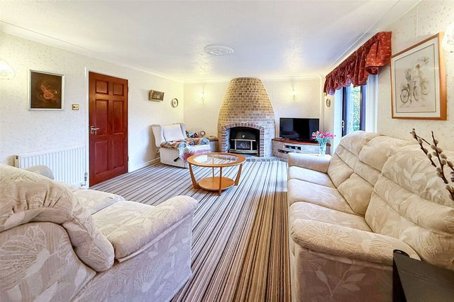 32, Goodhew Close, West Sussex photo 2