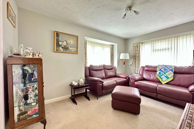 33 Allington Court Outwood Common Road, Billericay photo 2