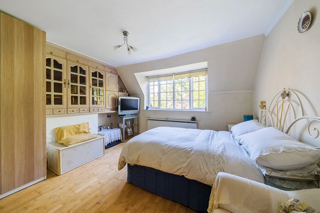 8, Goldsmith Lane, KINGSBURY photo 4