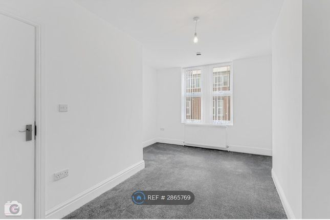 Flat   Sefton Avenue, Leeds photo 4