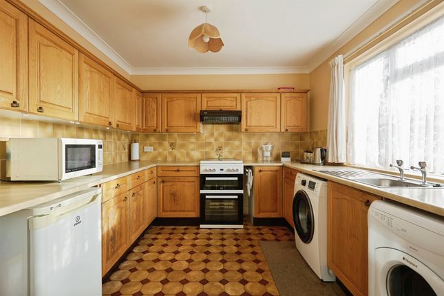 32, Grosvenor Road, Sturminster Newton photo 2