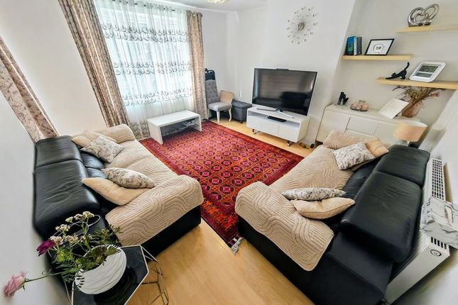 Flat 4,32, Dabbs Hill Lane, Northolt photo 3