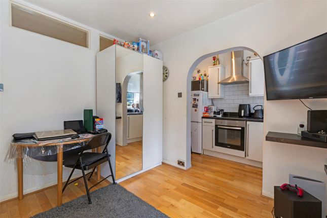 36, Langham Court, Wyke Road, Raynes Park photo 4