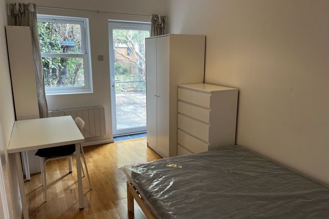 Room to rent in Plough Way, London