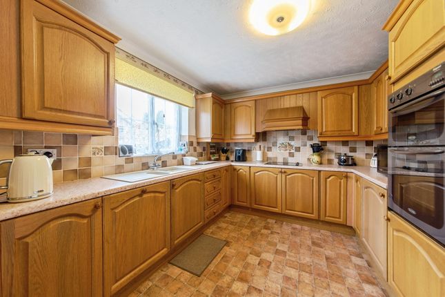 5, Larch Close, Bourne photo 4