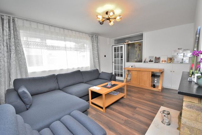 1, Woburn Court, Rushden photo 3