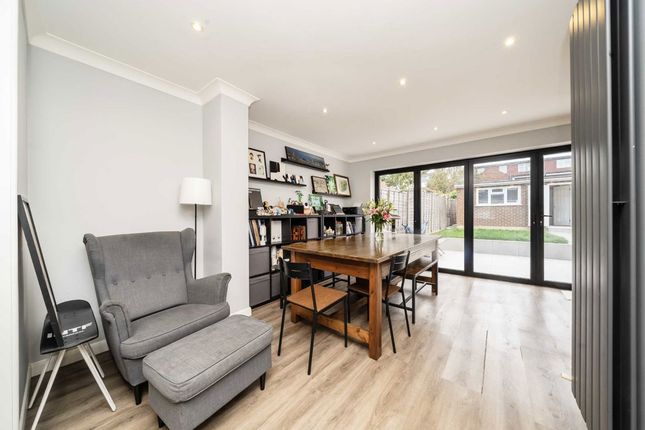 8, Howard Close, London photo 3