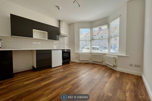 Flat to rent in Cowper Street, Hove