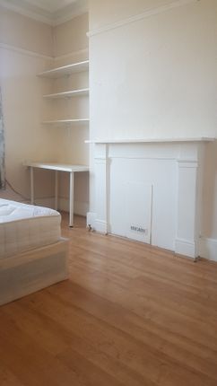 Flat to rent in Brookwood Road, Southfields