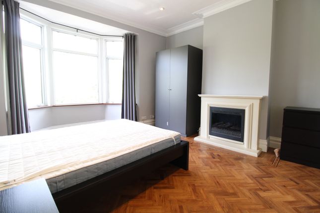 Room to rent in Godstone Mount, Downs Court Road, Purley